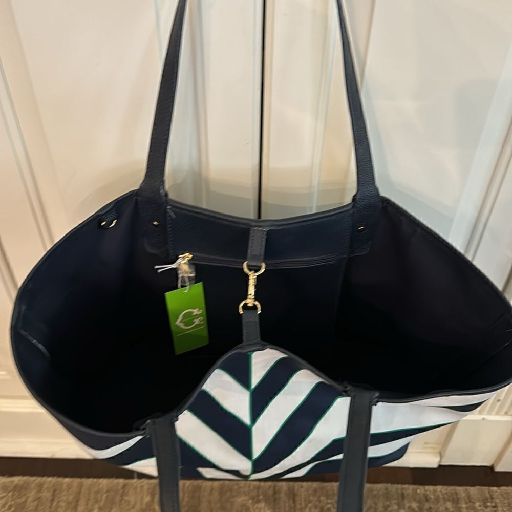 NWT C. Wonder Women’s Navy Green & White Chevron Striped Tote Bag - Picture 6 of 12